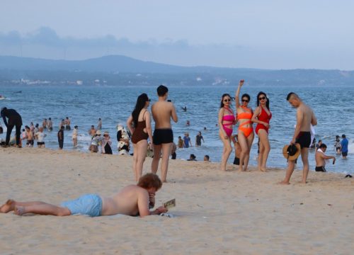 Đặt phòng cả nước dịp 2/9 chưa ‘bùng nổ’, giá vé máy bay tăng mạnh